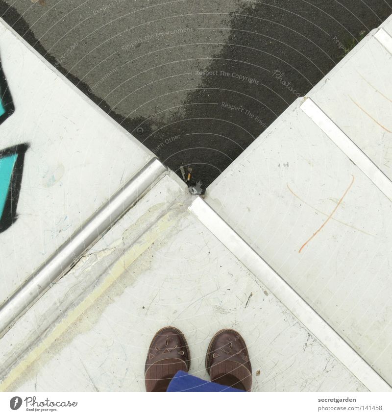 [HH08.2] hoch oben Treppe aufwärts weiß Schuhe Fuß Graffiti Aufschrift Dreieck Geometrie Detailaufnahme Straße Platz Spielplatz außergewöhnlich Verkehrswege