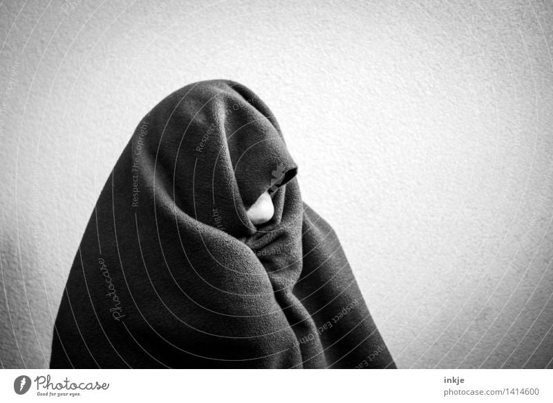 Streng geheim | undercover Lifestyle Mensch Frau Erwachsene Mann Jugendliche Senior Leben Kinn Oberkörper 1 Bekleidung Schutzbekleidung Fleece Kopftuch Decke