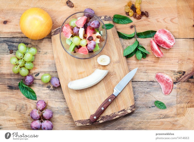 Salat mit frischen Früchten Lebensmittel Gemüse Frucht Ernährung Mittagessen Bioprodukte Vegetarische Ernährung Diät Schalen & Schüsseln Tisch Holz einfach hell