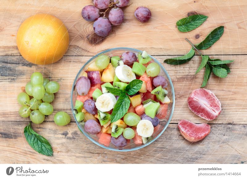Salat mit frischen Früchten Lebensmittel Gemüse Frucht Mittagessen Bioprodukte Vegetarische Ernährung Diät Schalen & Schüsseln Tisch Holz einfach hell lecker