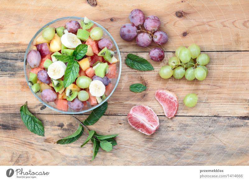 Salat mit frischem Obst und Gemüse Lebensmittel Frucht Ernährung Mittagessen Bioprodukte Vegetarische Ernährung Diät Schalen & Schüsseln Tisch Holz einfach hell