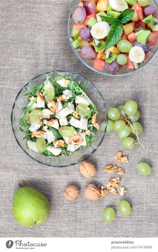 Salat mit frischem Obst und Gemüse Lebensmittel Frucht Ernährung Mittagessen Bioprodukte Vegetarische Ernährung Diät Schalen & Schüsseln Tisch einfach hell