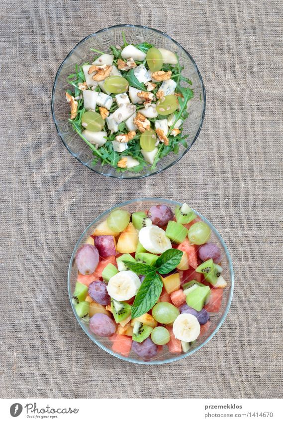 Salat mit frischem Obst und Gemüse Lebensmittel Frucht Ernährung Mittagessen Bioprodukte Vegetarische Ernährung Diät Schalen & Schüsseln Tisch einfach hell