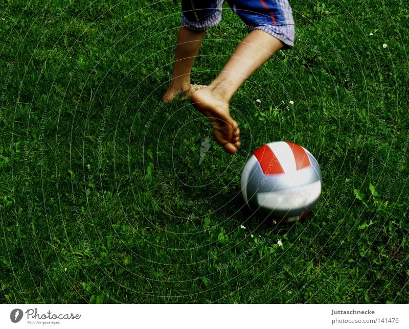 Wozu braucht man Schuhe Kind Kindheit Junge Jugendliche Ball Fußball Spielen dribbeln Wiese Barfuß Zehen Beine Aktion Shorts Bermuda-Inseln Bermudashorts Garten