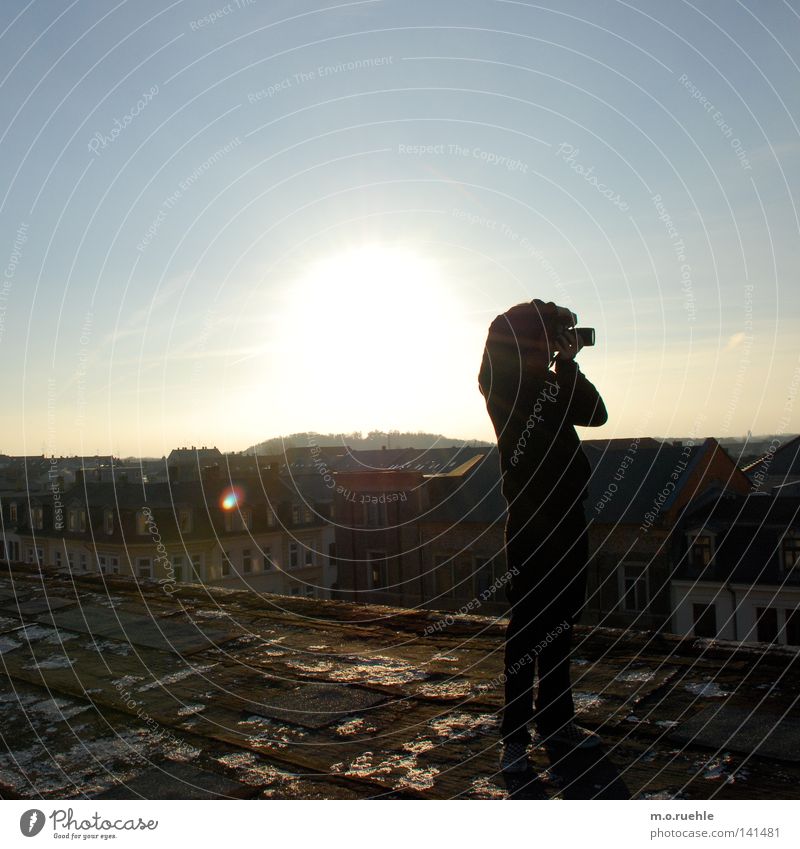 über den dächern, frederik Leipzig Dach November Sonne Fotograf Fotografieren Aussicht Blick oben Ferne Gegenlicht Fernweh Winter Mensch Häusliches Leben