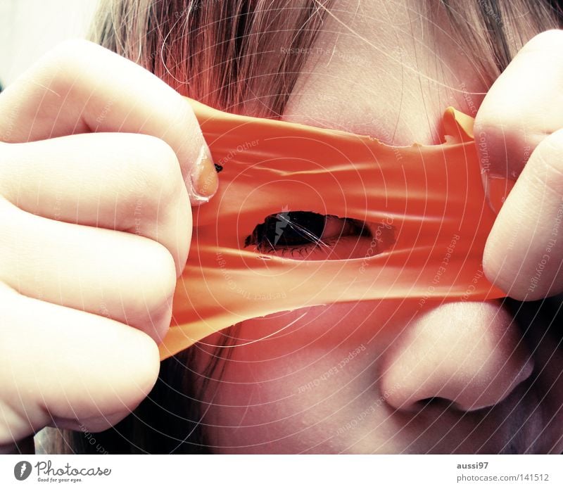 Zora Kind Mädchen Luftballon Blick Pupille Maske Spieltrieb Freude Auge verstecken verkleiden