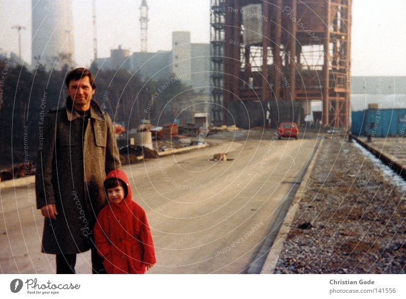 Auf der Baustelle Kohlekraftwerk Ruhrgebiet Siebziger Jahre Vater Arbeitsplatz planen Tag Arbeitsschuhe Fertigungsstrasse Sohn Kind rot braun Straße Baugerüst
