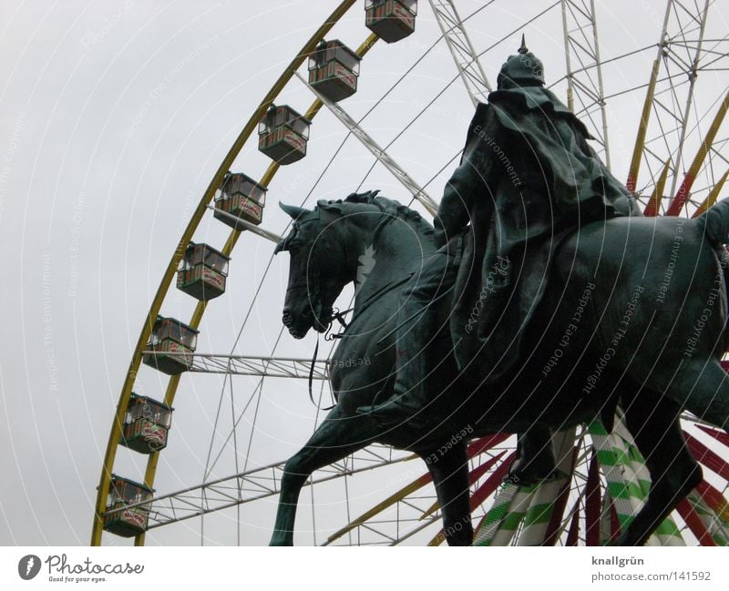 Kaiser Wilhelm amüsiert sich Denkmal Statue Pferd König Gedächtnis Kirche Reiter Pickelhaube Umhang Riesenrad Jahrmarkt Fahrgeschäfte alt neu Vergangenheit