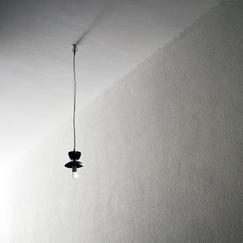 Eins Innenarchitektur Energiewirtschaft hell Glühbirne Lampe Beleuchtung hängen Altbau Kabel lang minimalistisch Einsamkeit Schwarzweißfoto Innenaufnahme