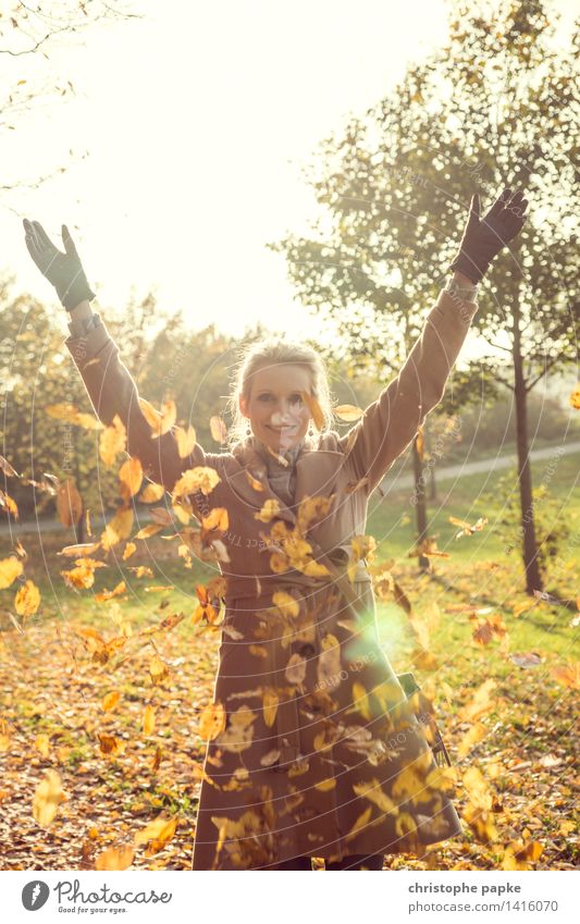 Fallin' leaves Frau Erwachsene 1 Mensch 30-45 Jahre Natur Herbst Baum Blatt fallen werfen blond Farbfoto Außenaufnahme Textfreiraum oben Tag Licht