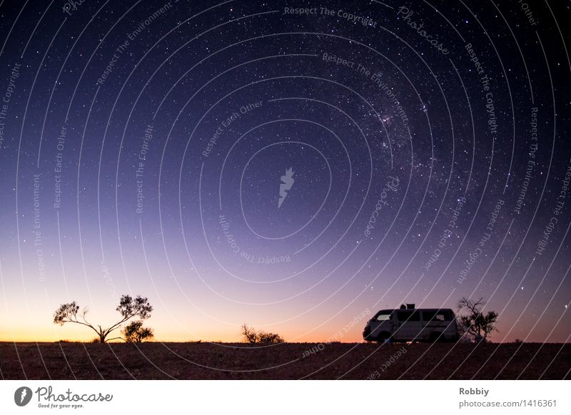 Auf dem Weg zur Milchstraße Himmel Nachthimmel Stern Horizont Sonnenaufgang Sonnenuntergang Outback Autofahren Fahrzeug PKW Bus Wohnwagen Ferne Abenteuer