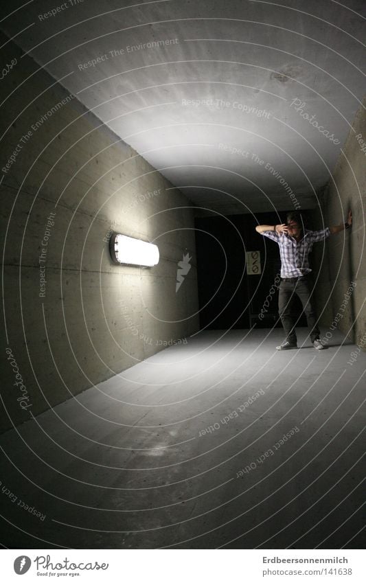 Blendelicht Tunnel Licht dunkel blenden Mann schwarz Hass Angst grau Panik Hemd Kunst Kultur Hans