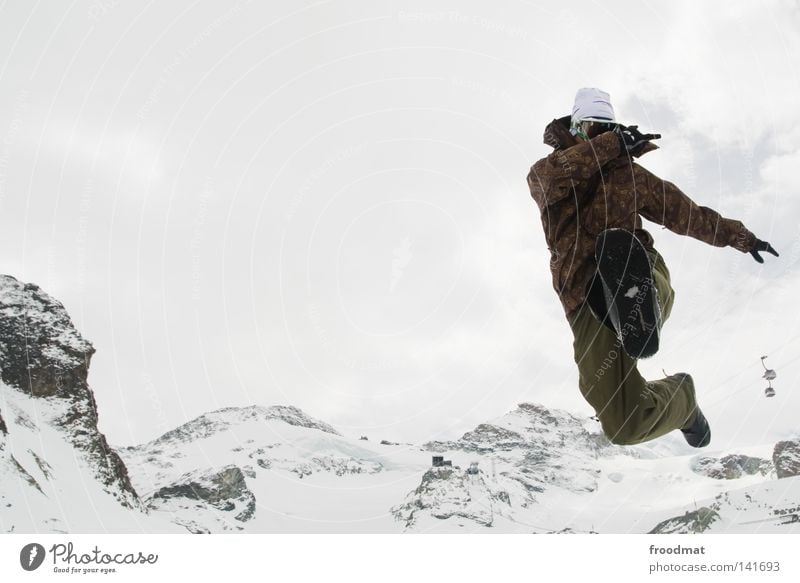 Sommerspass Winter Schweiz weiß springen Snowboarder kalt frisch Wintersport Skifahrer Gletscher Kick Mann Jugendliche sprunghaft Aktion hüpfen Freude