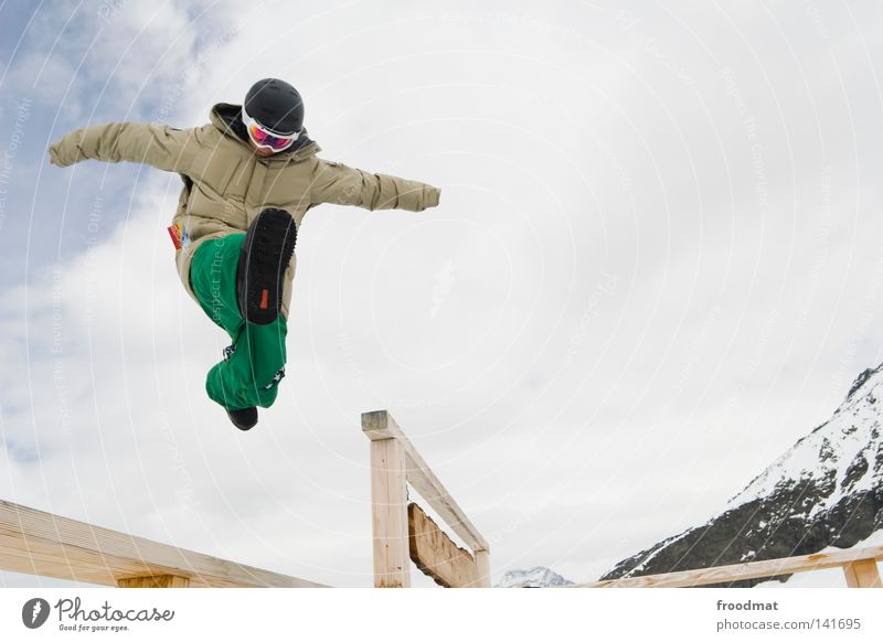 Berghupfe Winter Schweiz weiß springen Snowboarder kalt frisch Wintersport Skifahrer Gletscher Kick Mann Jugendliche sprunghaft Aktion hüpfen Freude