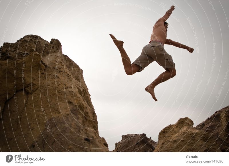 wurfstern springen Mann grau Superman hüpfen Faust Knie Schwerelosigkeit Aktion Brandenburg trocken liebste Kraft Sprungkraft Schweben beige Freude Spielen