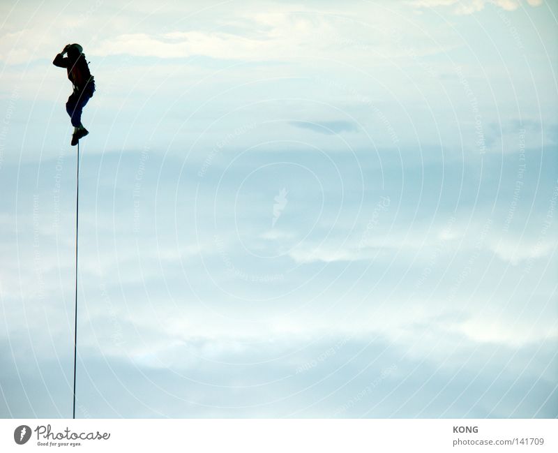 hängt ihn hoch Himmel Luft luftig Schweben fliegen Zauberer angeleint Seil festbinden Verbindung festhalten Wolken Bergsteigen aufwärts Blick nach oben leicht