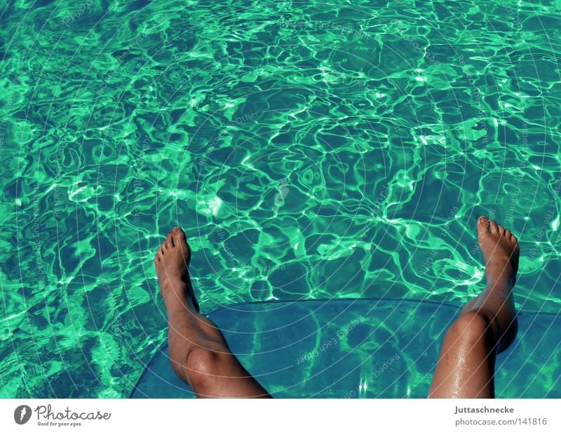 Haxn Kindheit Schwimmbad Schwimmen & Baden Fuß Zehen Beine Knie Wasser blau türkis Freude sommersport juttaschnecke Jugendliche Barfuß