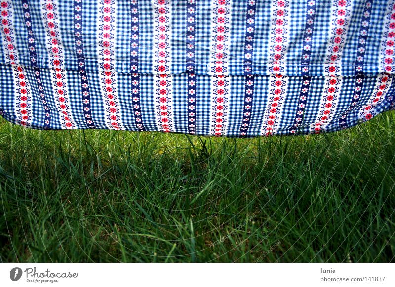 Locker hängen lassen Bettwäsche Gras Wiese Rasen blau rot weiß grün aufhängen trocknen Muster Haushalt Blume aufgehängt kariert