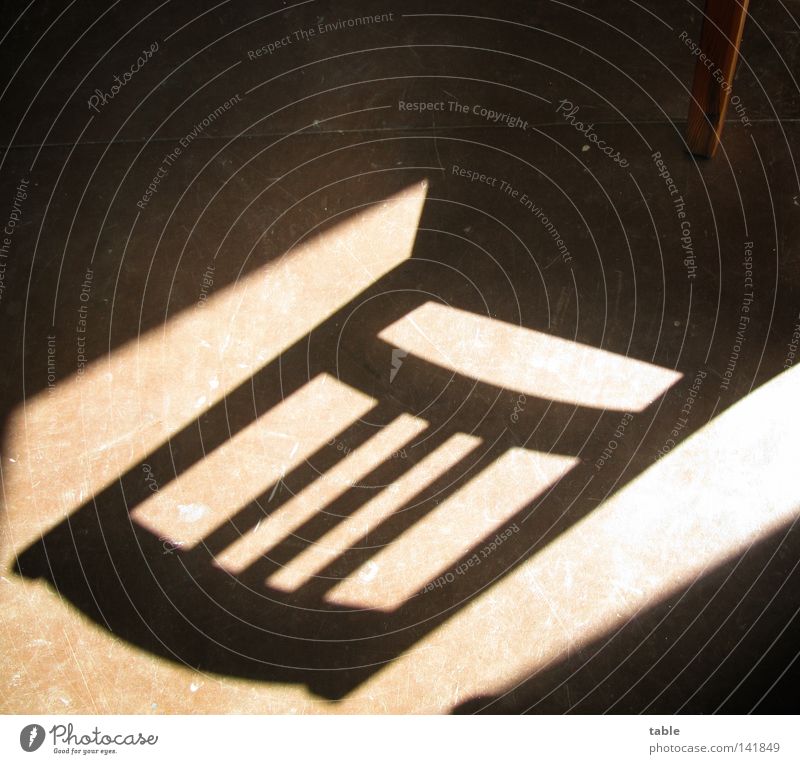 Schattenwurf Stuhl Stuhllehne Holz Sonne Licht Physik Bodenbelag Linoleum Material Renovieren Anstreicher aufräumen chaotisch hell dunkel braun Haushalt Möbel