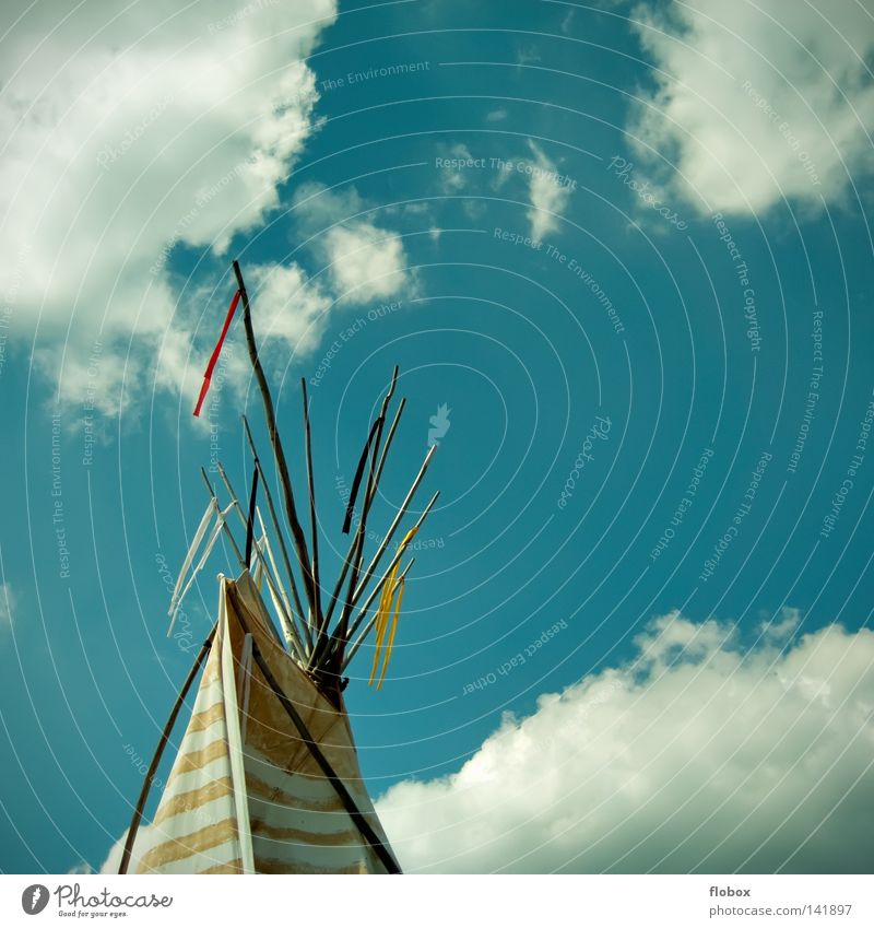 wohnst du noch oder lebst du schon? Tipi Zelt Indianer Häuptling Fahne Nordamerika Winnetou Haus Unterkunft Häusliches Leben Stab Abdeckung Steppe Spitzzelt