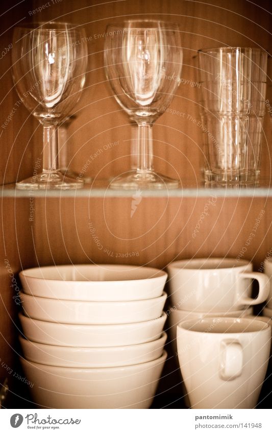 Kaffee oder Wein? Glas Tasse Tee Möbel Gastronomie Küche Regal offen