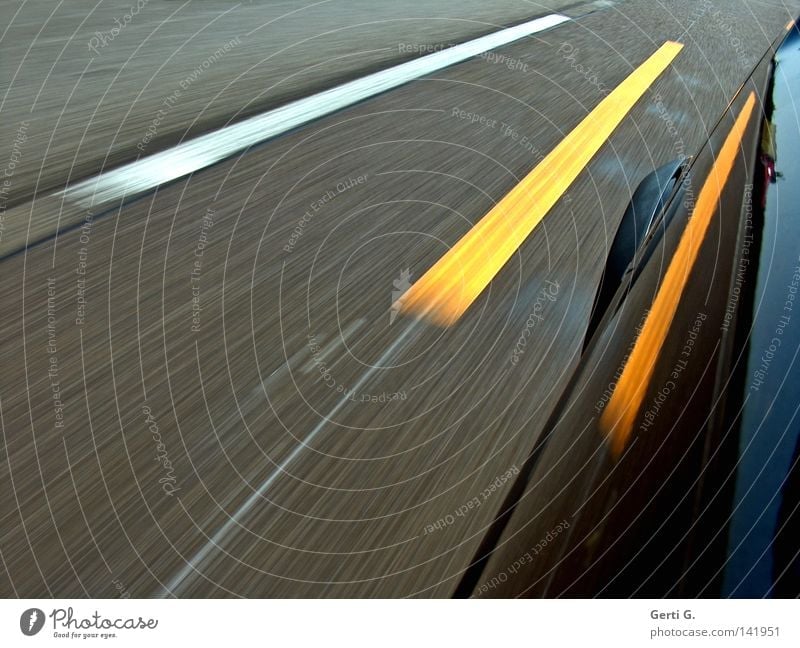 11.8.88 KFZ PKW Memphis Asphalt Straße bemalt Streifen gelb weiß Geschwindigkeit Geschwindigkeitsrausch Detailaufnahme Lack glänzend Reflexion & Spiegelung