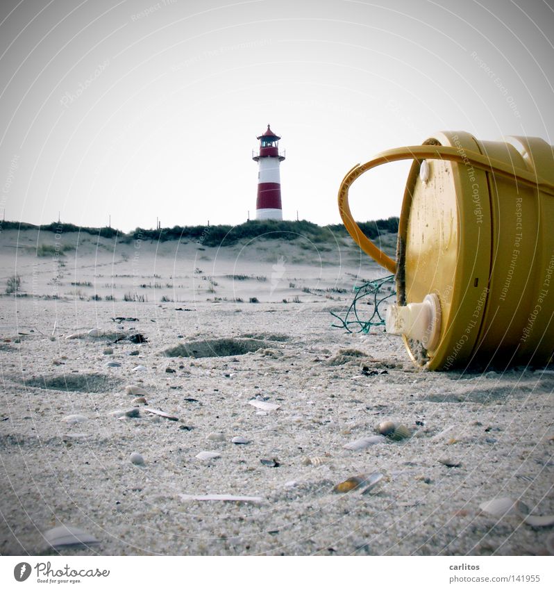 Nordseeöl Strand Meer Umwelt Sand Küste Leuchtturm Erdöl Moral Umweltverschmutzung Strandgut Ebbe Gezeiten Flut rot-weiß Kanister Sandstrand Muschel gelb rund