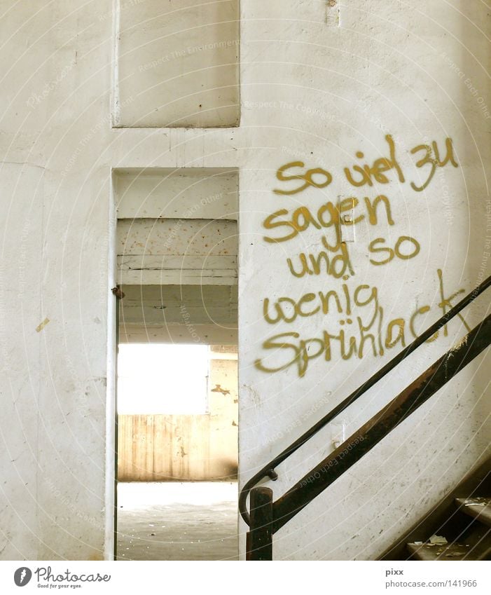 So viel zu sagen … Text Licht Handschrift Durchgang Örtlichkeit Verfall Wand Einsamkeit Ruine Verbote verfallen Graffiti Wandmalereien grafitti gold Treppe