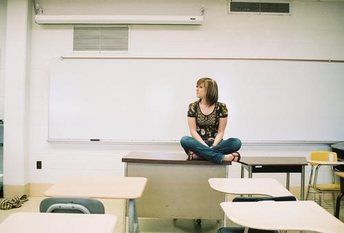 Es gibt einen Meteoritenschauer in deinem Herzen. Jugendliche Schule Dana Schreibtisch leer Schulklasse Klassenraum Filmindustrie 35mm