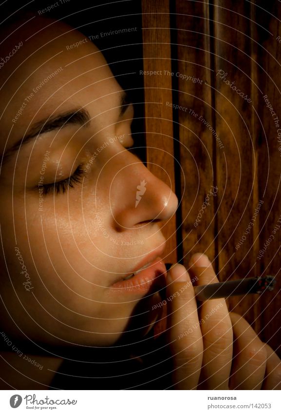 Cliaia Frau Finger Auge Nase Zigarre Jugendliche Augenbraue warten Makroaufnahme Nahaufnahme Rauchen Kussmund Gedanke Hoffnung Tagtraum