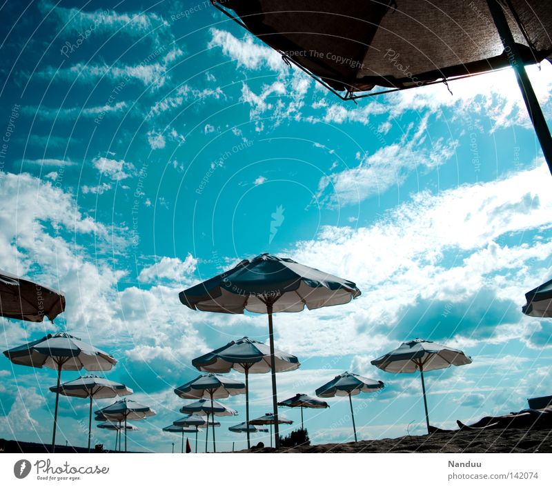 Fremde Welt Strand Meer Ferien & Urlaub & Reisen Weitwinkel Perspektive fremd außergewöhnlich fremdartig blau Himmel Mondlandung außerirdisch Sonnenschirm
