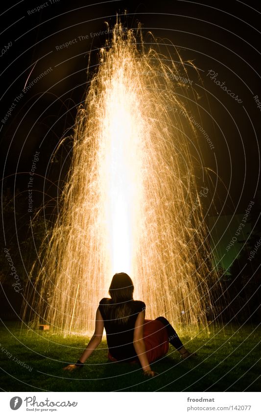 goldmarie Explosion Wasserfontäne Springbrunnen Licht Goldregen Wiese Nationalfeiertag Schweiz Feiertag Silvester u. Neujahr Ausgelassenheit Romantik träumen