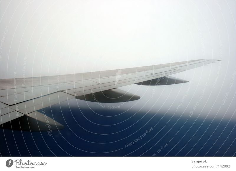 Flug ins Ungewisse Tragfläche Wolken Flugzeug Nebel fliegen Luftverkehr Technik & Technologie Geschwindigkeit gefährlich in der Ecke über den Wolken unsicher