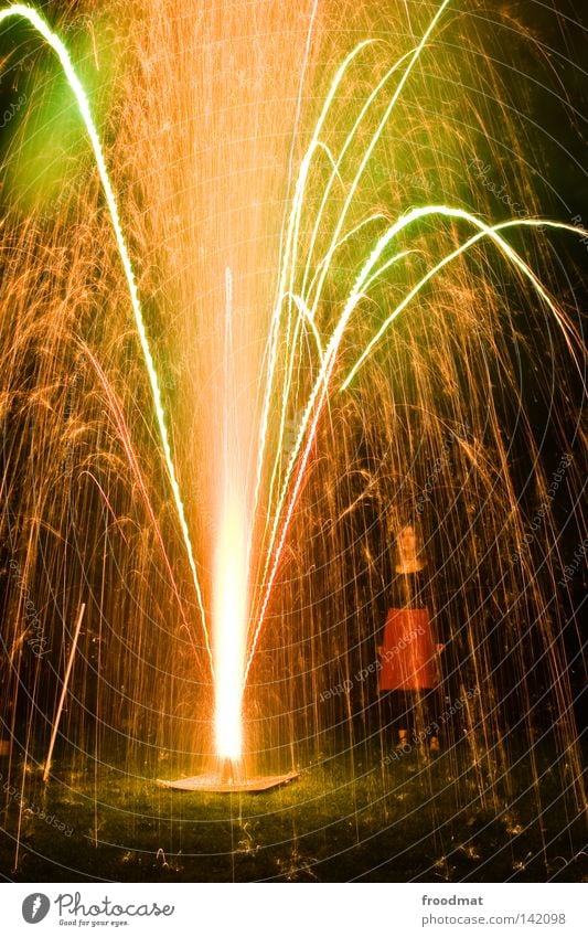 goldregen Explosion Wasserfontäne Springbrunnen Licht Goldregen Wiese Nationalfeiertag Schweiz Feiertag Silvester u. Neujahr Party Ausgelassenheit Romantik