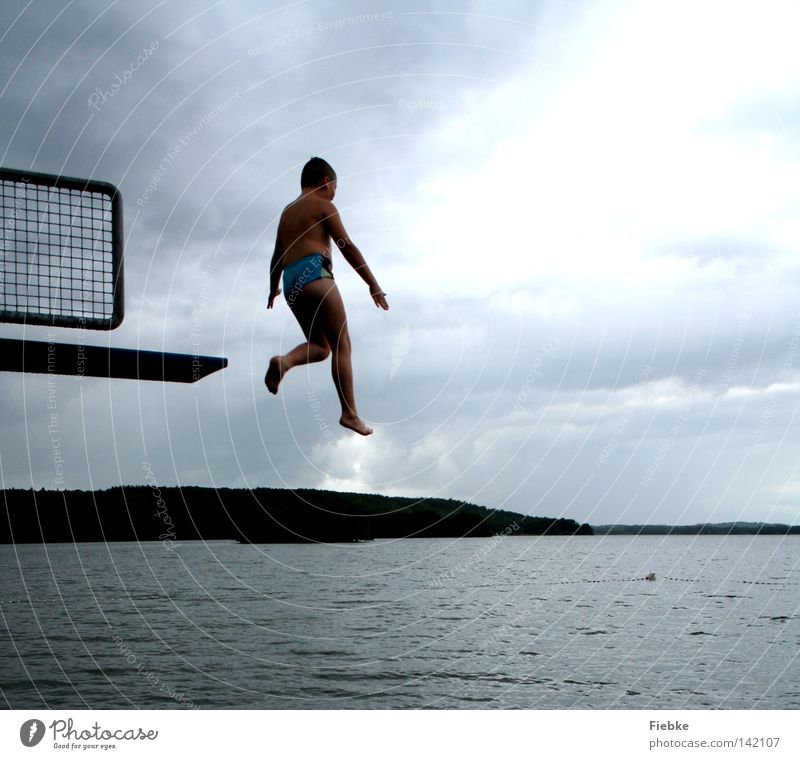 olympiareif? springen Sprungbrett Junge Jugendliche Kind schreiten Luft Regen grau Unwetter Wolken See Schwimmbad Freibad Badeort Schwimmen & Baden hüpfen