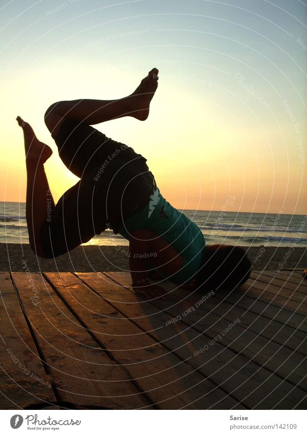 Yoga Meer Sonnenuntergang Frau Bewegung Fuß leicht üben Physik Wasser elegant Freude Wärme