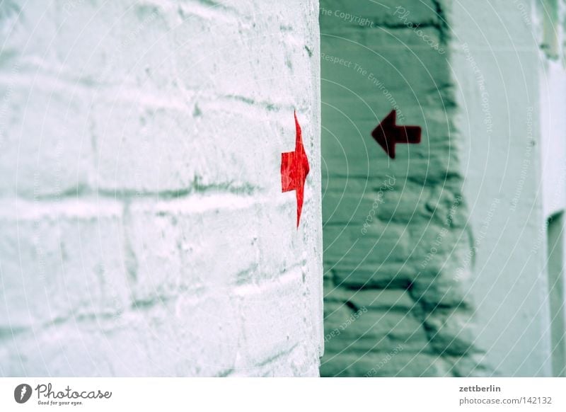 Rote Pfeile Mauer Wand Wege & Pfade Backstein Zeichen Schilder & Markierungen Hinweisschild Warnschild Kommunizieren Richtung Orientierung orientierungslos