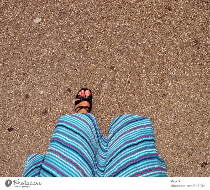 einbeinige Piratenbraut Farbfoto Sommer Frau Erwachsene Fuß Kleid Schuhe gehen laufen stehen oben unten blau grau schwarz steinig Kies Asphalt gebunden