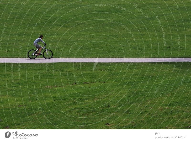 Radfahrer auf dem Strich grün Erholung Glätte einheitlich gepflegt Rasen Rasenmäher Pflanze Reifezeit rund Geschwindigkeit Park Freizeit & Hobby Zufriedenheit