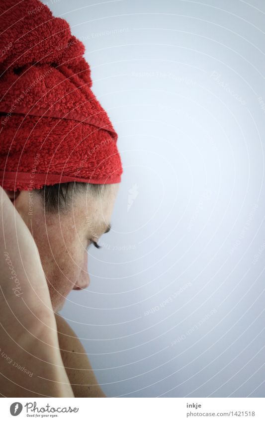 Frau mit rotem Handtuchturban Lifestyle schön Körperpflege Haare & Frisuren Haut Gesicht Wellness harmonisch Wohlgefühl Sinnesorgane Erholung ruhig
