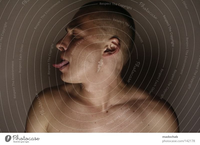 Portrait eines nackten Mannes mit Glatze, der die Zunge herausstreckt authentisch Leben Porträt Schulter gebrochen eingeengt Stimmung Gesundheit Krankheit