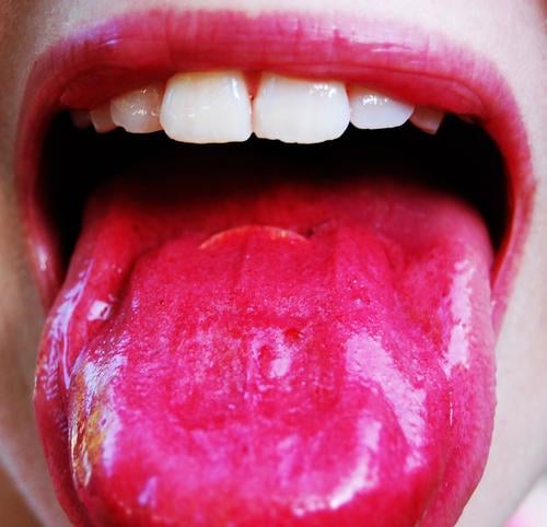 Eis macht heiß! Mund Zähne weiß rot Lippen Zunge lutschen trinken Kosten saugen Speiseeis gefroren lachen Ernährung genießen kühlen aufsaugen auslaufen