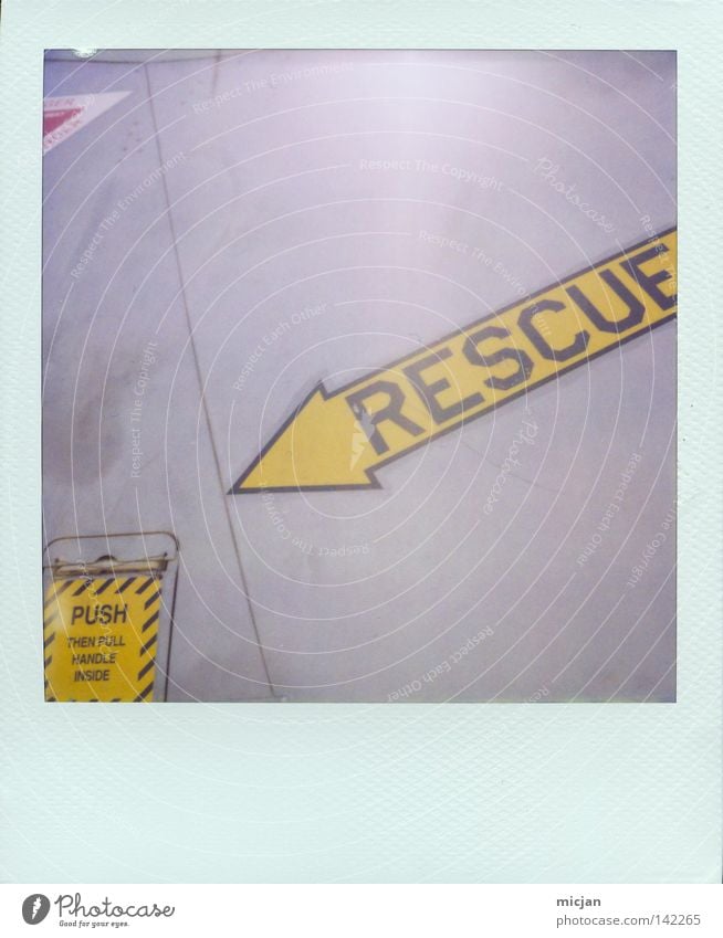 Ausstieg Pfeil Rettung retten gelb Schilder & Markierungen Zeichen Symbole & Metaphern Metall Naht Polaroid analog 600 Papier Bilderrahmen Am Rand