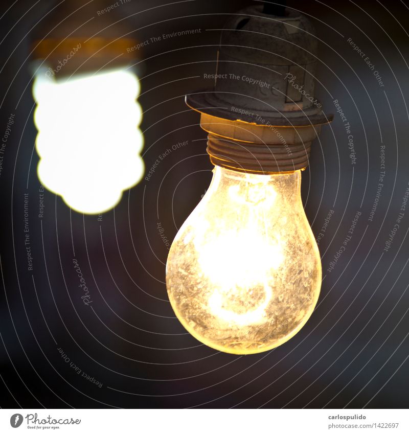 # 1422697 Energiewirtschaft Denken leuchten heiß hell gelb Idee Licht kreieren Kreativität Farbfoto Menschenleer Nacht Kunstlicht Kontrast Lichterscheinung