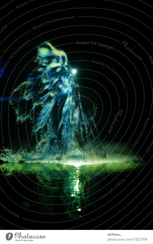 Zar Wasserwirbel blau grün schwarz spritzen Phantasie Farbenspiel Reflexion & Spiegelung Licht Lichtspiel Lichteffekt Lichtpunkt fantastisch Märchen Farbfoto