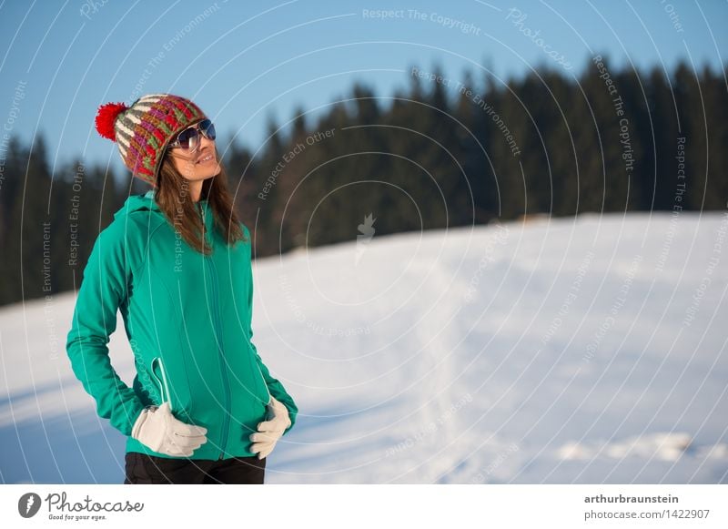 Wintersonne genießen Lifestyle Freizeit & Hobby stricken Ferien & Urlaub & Reisen Tourismus Ausflug Sonne Schnee Winterurlaub wandern Wintersport Mensch feminin