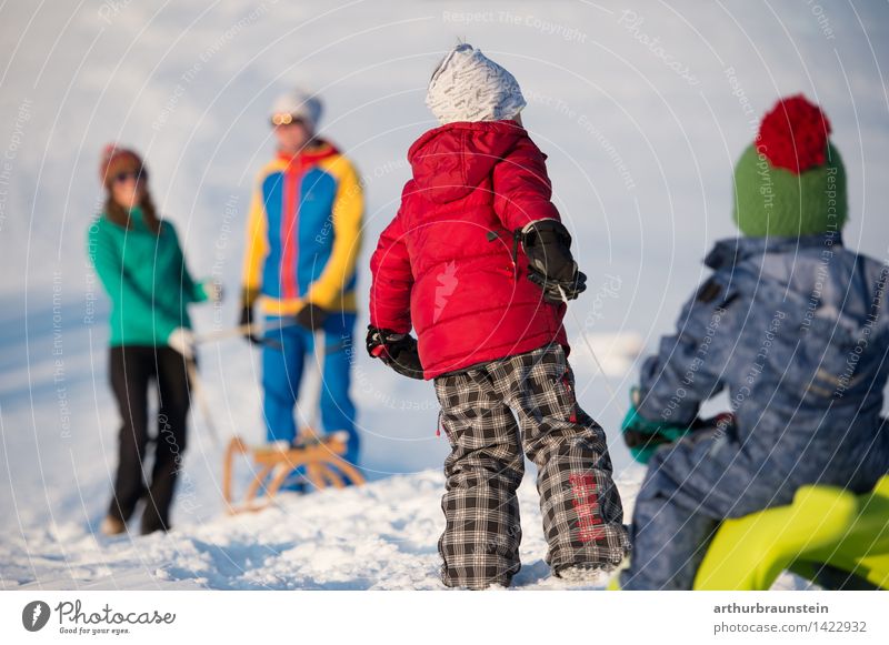 Familie beim Schlittenfahren sportlich Freizeit & Hobby Spielen Tourismus Ausflug Winter Schnee Winterurlaub Wintersport Skipiste Mensch maskulin feminin Kind