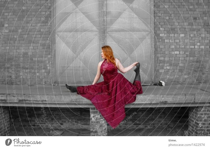 Anastasia feminin 1 Mensch Theaterschauspiel Bühne Tanzen Tänzer Mauer Wand Tür Kleid rothaarig langhaarig Bewegung außergewöhnlich elegant schön Begeisterung
