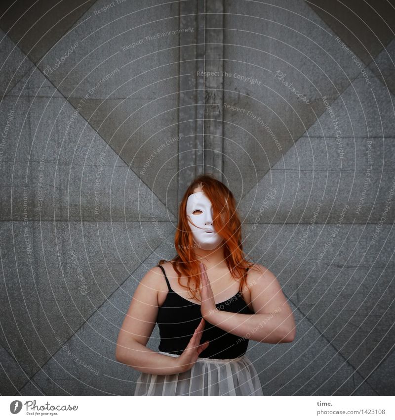 Anastasia feminin 1 Mensch Kunst Theaterschauspiel Schauspieler Tänzer Mauer Wand Tür T-Shirt Kleid Maske rothaarig langhaarig beobachten selbstbewußt
