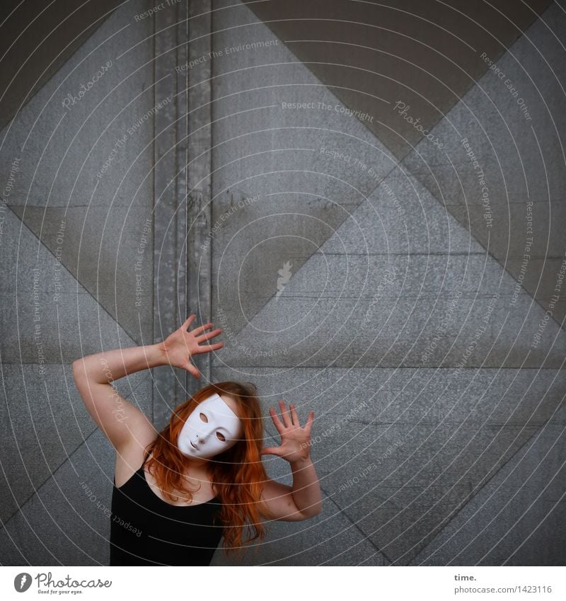Anastasia feminin 1 Mensch Kunst Theaterschauspiel Schauspieler Tänzer Maske Mauer Wand Tür T-Shirt rothaarig langhaarig beobachten Blick Tanzen sportlich